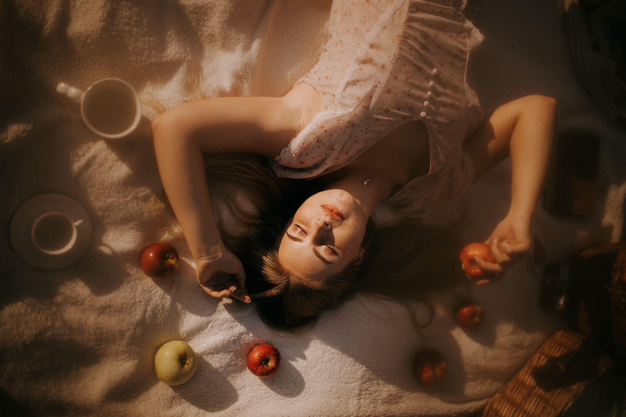 Jesienna sesja kobieca – 5 pomysłów na klimatyczne kadry