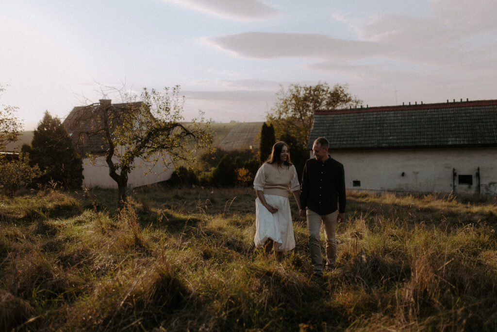 sesja brzuszkowa fotograf Raciborz Rybnik Kietrz Zory Katowice sesja ciazowa sielska na wsi klimat vintage