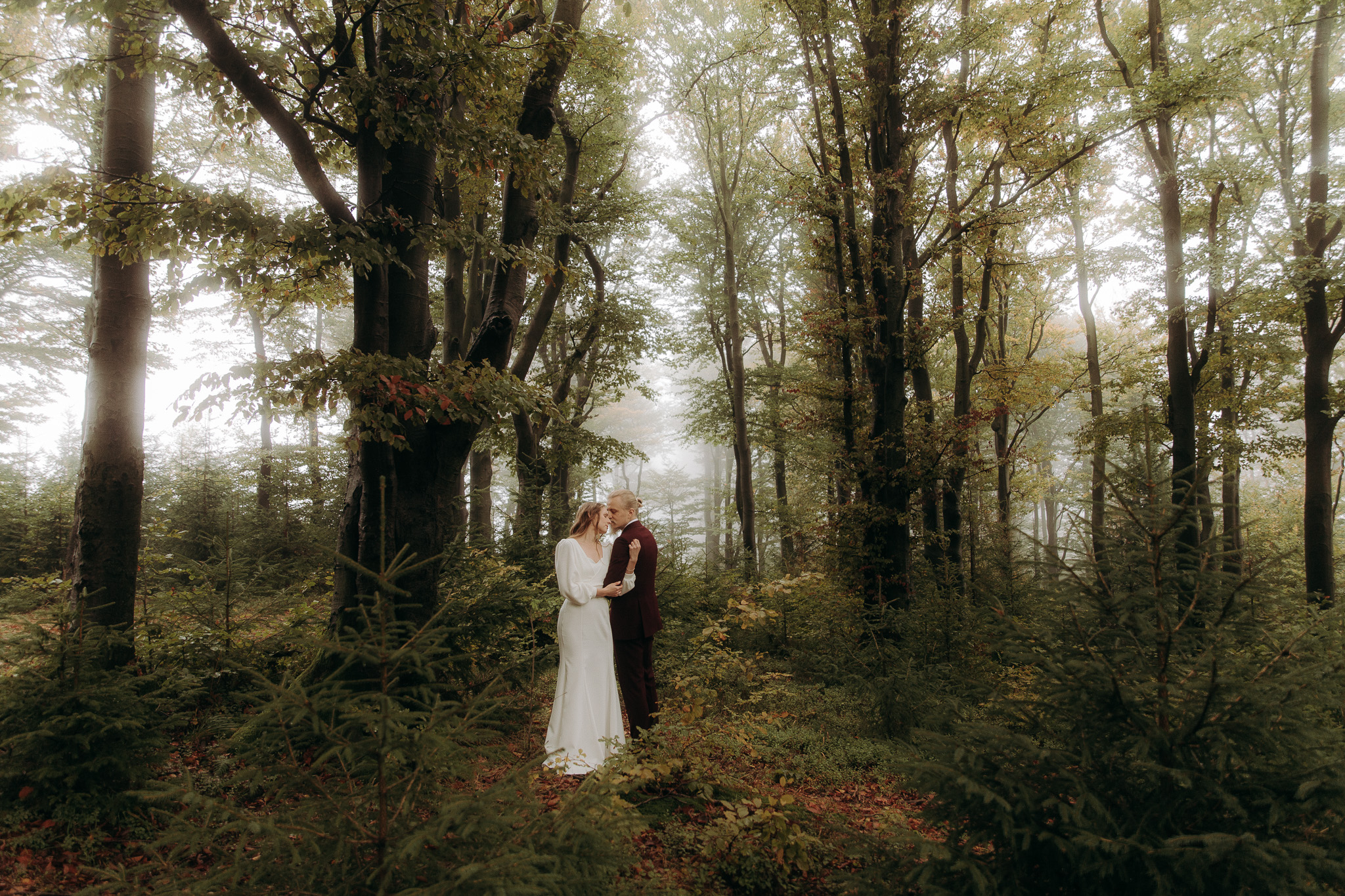 Sesja ślubna w plenerze – jak przygotować się do sesji w otoczeniu natury?